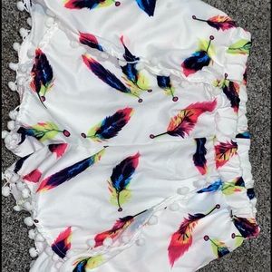 feather colorful shorts